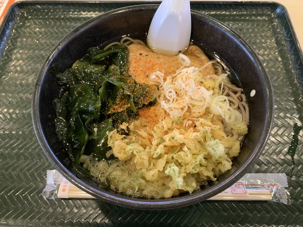 「きつねわかめそば 517円」@めん家 経塚シティ店の写真