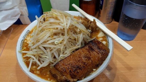 「味噌らーめん（ニンニクヤサイカラメ）+デカ豚」@らーめん忍者の写真