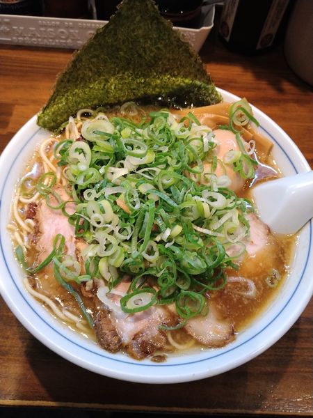 「紫そば（大盛り）+ねぎ増し」@中華そば むらさき山の写真