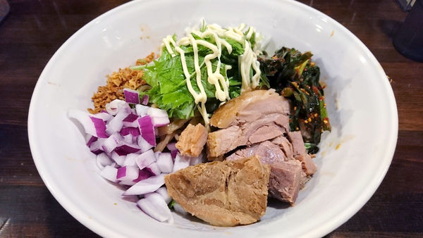 「【昼】汁無し 小 冷やし変更+ニラキムチ」@麺屋 善 渋谷道玄坂店の写真