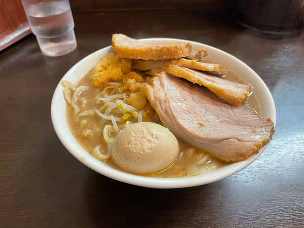 「小ラーメン280g+豚増し+味玉(野菜少、ニンニク)」@ラーメンどでん 大宮店の写真