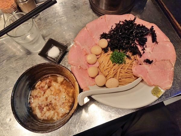 「極背脂つけ蕎麦 カエシ+背脂100％山葵添え＋肉増し・うずら」@さんじの写真