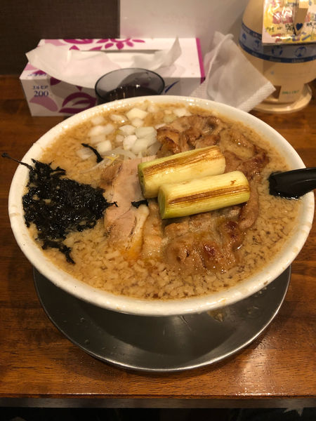 「背脂ラーメン大盛＋豚バラ・焼きネギトピ」@らーめん家 りりんの写真