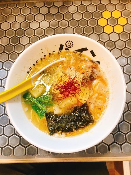 「パイナップル海老塩ラーメン+パイン増し」@パイナップルラーメン屋さん パパパパパインの写真