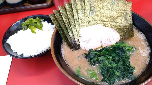 「ラーメン、海苔、無料ライス」@横浜ラーメン 山本家の写真