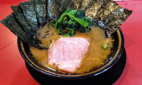 「ラーメン(麺硬め・味濃いめ)＋海苔」@家系ラーメン とらきち家の写真