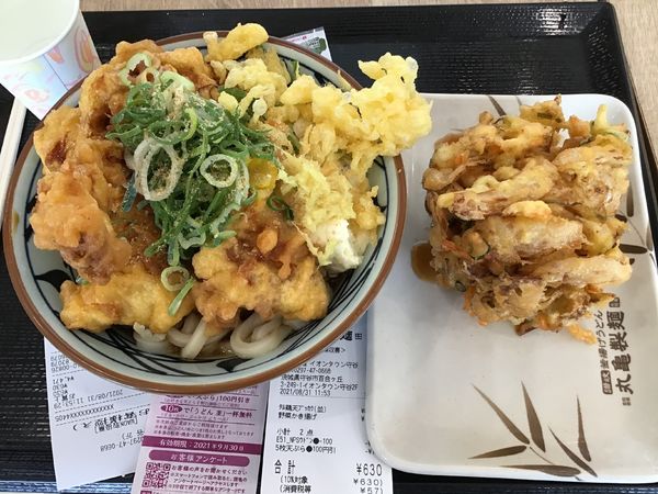 「期間限定、タル鶏天ぶっかけ並690円、野菜かき揚げ140円」@丸亀製麺 イオンタウン守谷店の写真