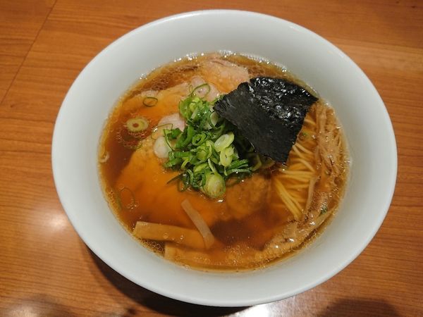 「醤油金華豚チャーシュー麺 1700円」@支那そばや 東京ラーメンストリート店の写真