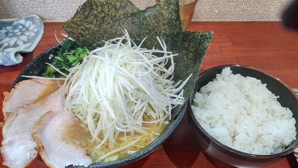 「ハーフチャーシュー白ネギめん、他」@横浜家系らーめん 天王家 寒川総本店の写真