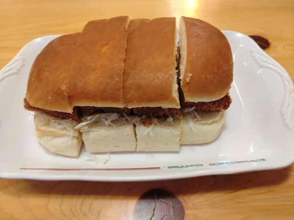 「（季節限定）エビカツカレーパン　９４０円」@コメダ珈琲店 草加店の写真