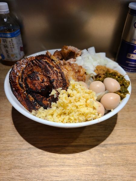 「たまラーメン　豚増し　炙り豚」@MEN YARD FIGHTの写真