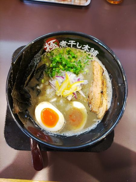 「極濃煮干し豚骨ラーメン+味玉+のり  ﾒﾝﾏ抜き」@極煮干し本舗 久喜店の写真