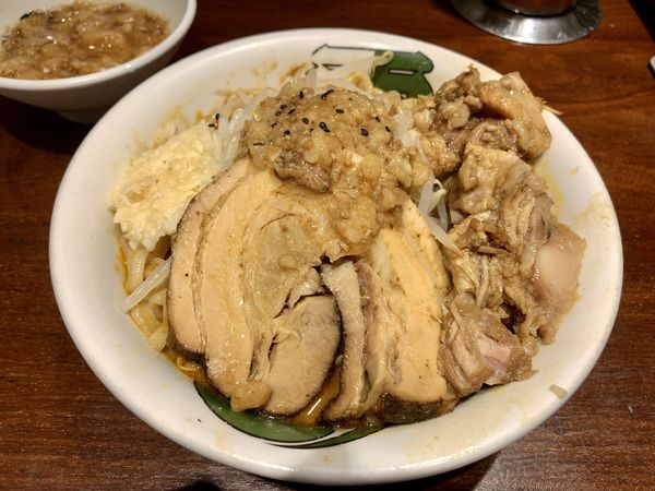 「雷味噌＋トロ豚＋あぶら」@ラーメン 雷 東京本丸店の写真