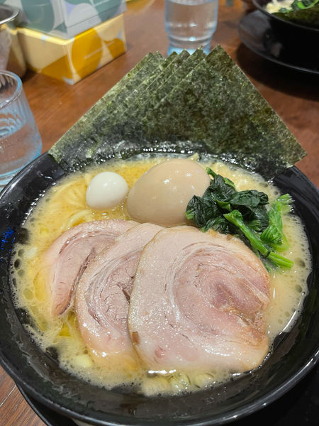 「MAXラーメン 970円」@横浜家系ラーメン 晴天家 十条店の写真