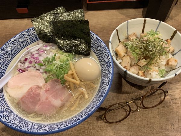 「特製貝出汁中華そば（塩）＋炙りチャー丼、1000円＋200円」@中華そば みつきの写真
