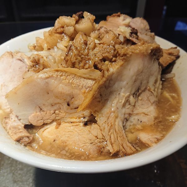 「ラーメン900円(ヤサイニンニクアブラ)、豚マシ200円」@夢を語れ 東京赤坂店の写真