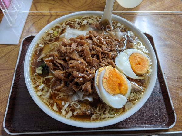 「ワンタンメン（大盛、とり皮）950円」@さくらい食堂の写真