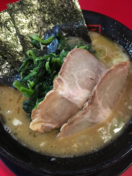 「ラーメン　ほうれん草　肩ロースチャーシュー」@家系ラーメン王道 王道之印の写真