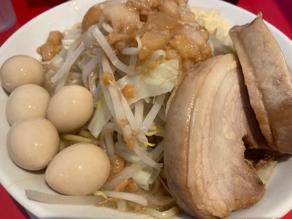「ラーメン（太麺）＋豚増＋うずら＋にんにく」@ボディブローの写真