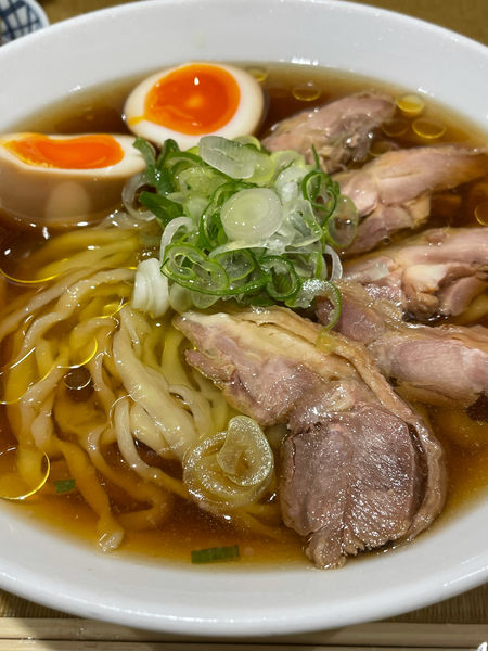 「冷やし親鶏中華そば+自家製煮卵」@手打 親鶏中華そば 綾川の写真