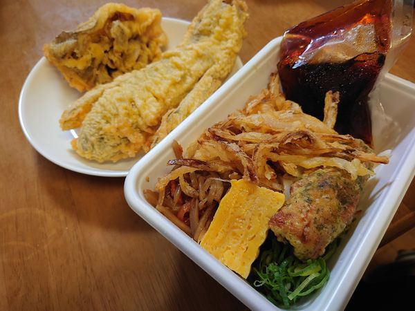 「秋野菜の天ぷらと定番おかずのうどん弁当 620円」@丸亀製麺 新座店の写真