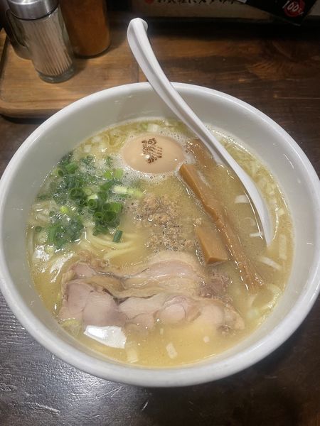 「白鶏ラーメン玉子のせ」@鶏の穴の写真