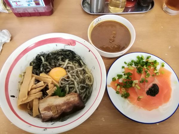 「イカ墨和え蕎麦 スモークKサーモン添えS」@MENYA 食い味の道有楽の写真