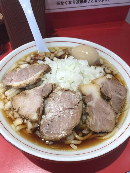 「竹岡式ラーメン（麺大盛り300g）＋玉ねぎ増し、味玉」@竹岡式ラーメン 世良の写真