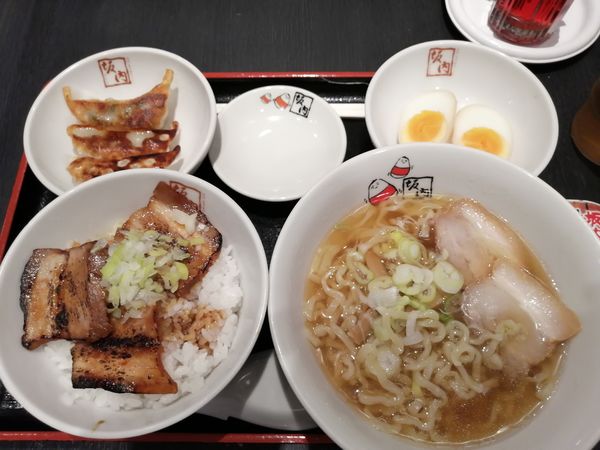 「満足C定食(半ラーメン、餃子3個、焙りチャーシ丼)880円」@喜多方ラーメン坂内 大手町フィナンシャルシティ店の写真