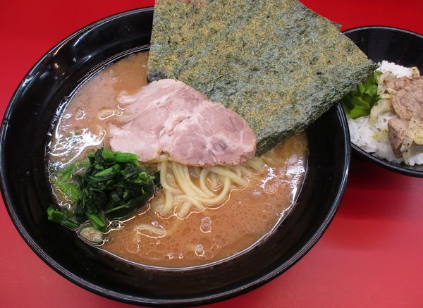 「ラーメン（並・麺ヤワ）＋サービスライス（小）700円」@横浜らーめん 大塚家の写真