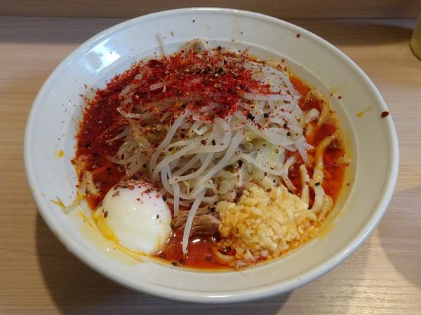 「ラーメン：辛（900円）＋温玉　野菜ニンニク花椒一味唐辛子」@麺屋 味方の写真