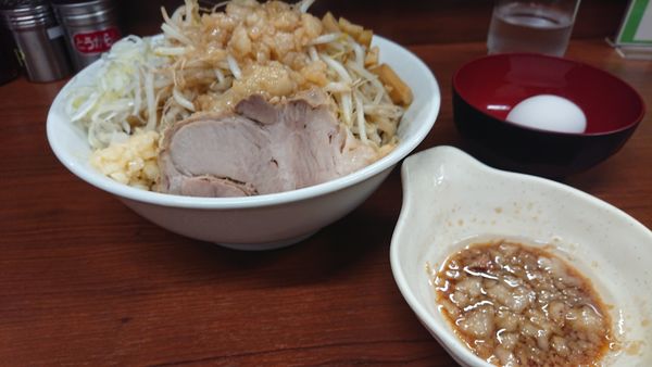 「油そば大400g(900円)ニンニクあぶら生卵」@どでん 西川口店の写真