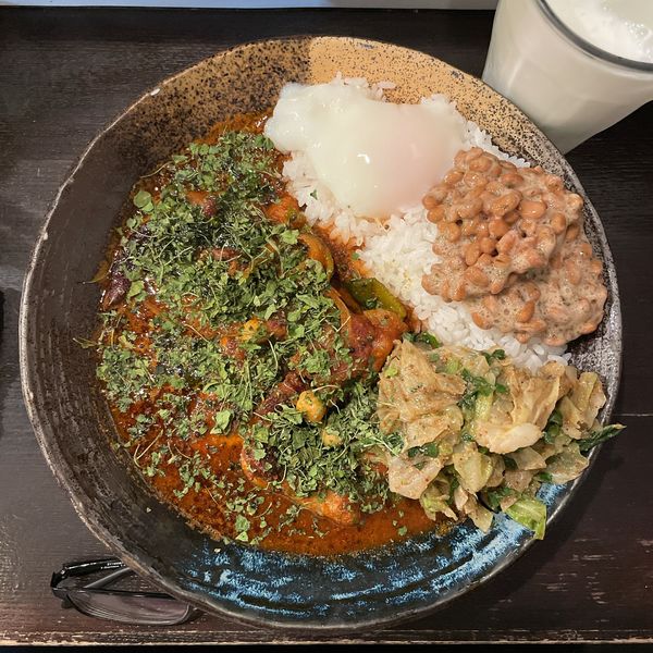 「インド風カレー（チキン／70C）それはそう！納豆 半熟卵」@カレーノトリコの写真