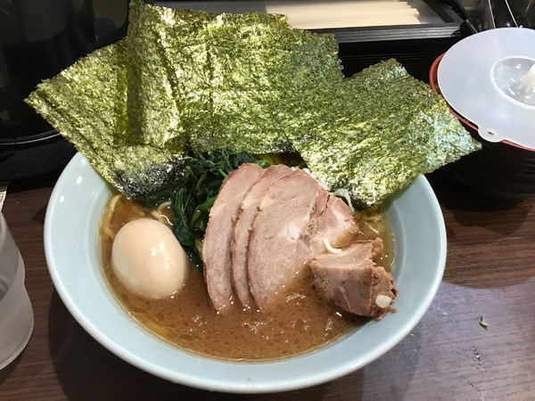 「ラーメン　全部のせ」@横浜家系らーめん侍 渋谷本店の写真