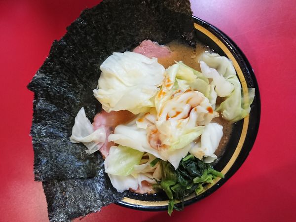 「チャーシュー＋キャベツ＋のり」@家系ラーメン とらきち家の写真