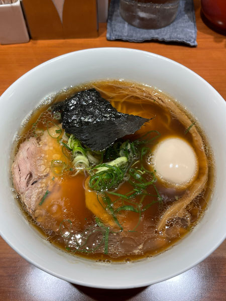 「醤油金華豚チャーシュー麺に名古屋コーチン煮卵トッピング」@支那そばや 東京ラーメンストリート店の写真