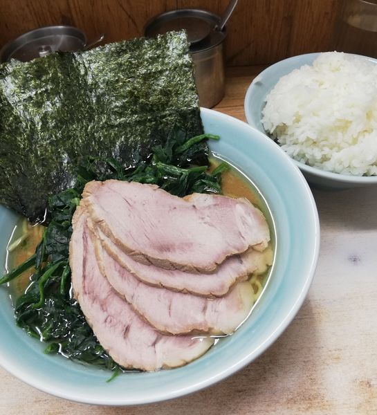 「チャーシューメン(並)850円 ほうれん草トッピング100円」@横浜ラーメン 武蔵家 志木店の写真