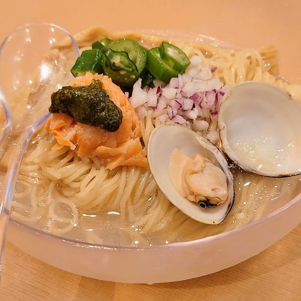 「【限定】浅利と蛤の冷やしサーモンミキュイのせ 900円」@らぁ麺 鳳仙花の写真