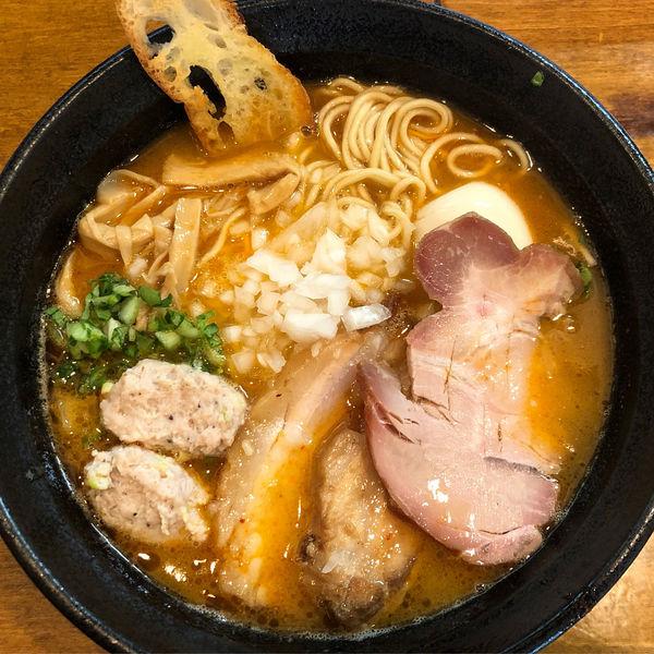 「鶏そば（醤油）830円特製ﾄｯﾋﾟﾝｸﾞ300円」@はりけんラーメンの写真