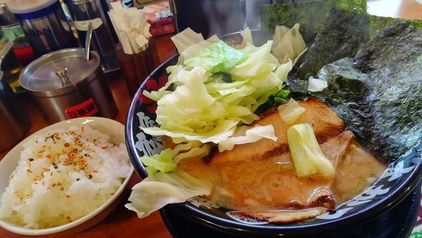 「キャベツラーメン８７０円ランチ無料ライス」@横浜家系ラーメン 辻田家 石橋店の写真