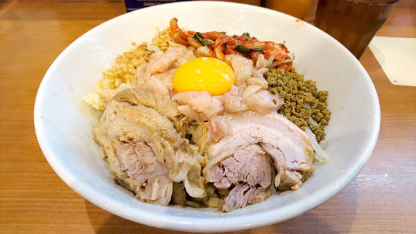 「【昼】小ラーメン（豚2枚）+汁なし+たまねぎキムチ」@ラーメンBoo Boo太郎。の写真