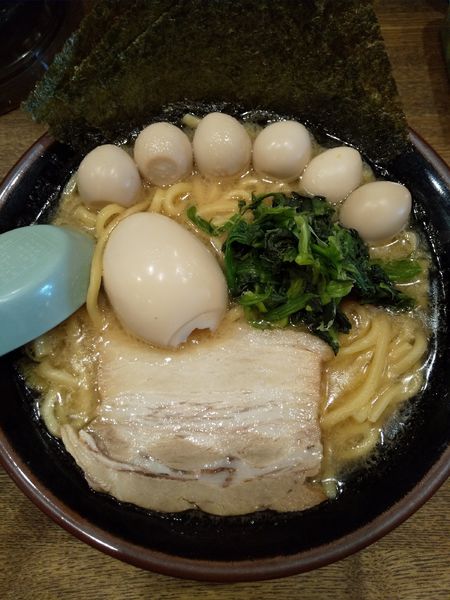 「豚骨しょうゆ味玉ラーメン（うずら増し）」@横浜家系ラーメン 一正家の写真