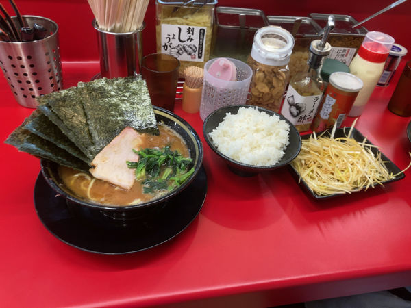 「ラーメン　ライス大盛り　白ネギ」@IEKEI_TOKYO 王道家直系の写真
