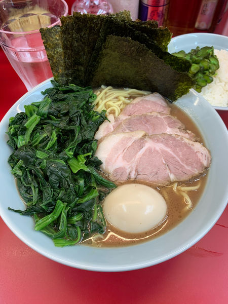 「特上ラーメン中 +ほうれん草」@横浜ラーメン 武蔵家 大宮店の写真