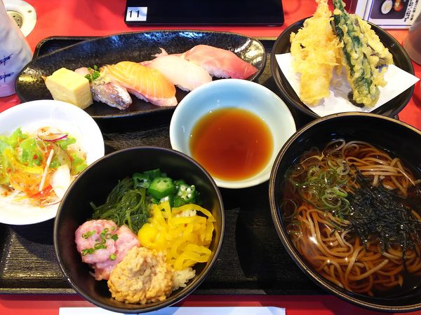 「【ランチ】ばくだん丼・天ぷら御膳　1780→1100円」@回転鮨 清次郎 弘前店の写真