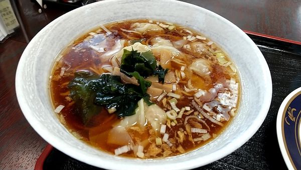 「ワンタン麺（半チャーハンセットで６５０円）」@俺の厨房 東神奈川店の写真