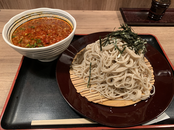 「鶏ざる赤 (900円)」@笊蕎麦処 粋貫庵 彰利の写真