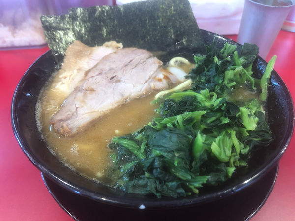 「ラーメンほうれん草豚トロ　Twitter中盛」@家系ラーメン 王道 神道家の写真