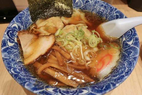 「ワンタン麺　700円」@肉厚わんたん麺と手作り焼売 ら麺亭 浅草支店の写真