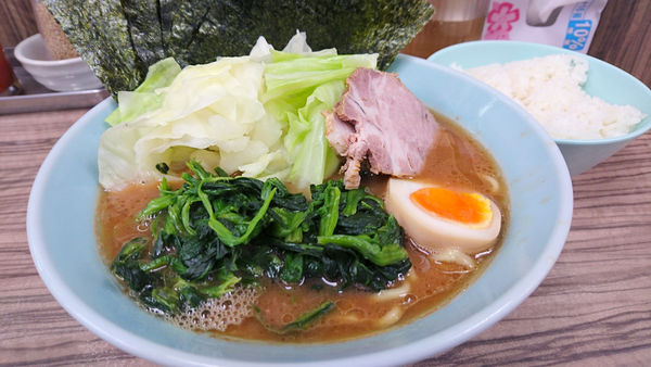 「【夜】本店ラーメン+キャベツ」@横浜ラーメン 武蔵家 中野本店の写真